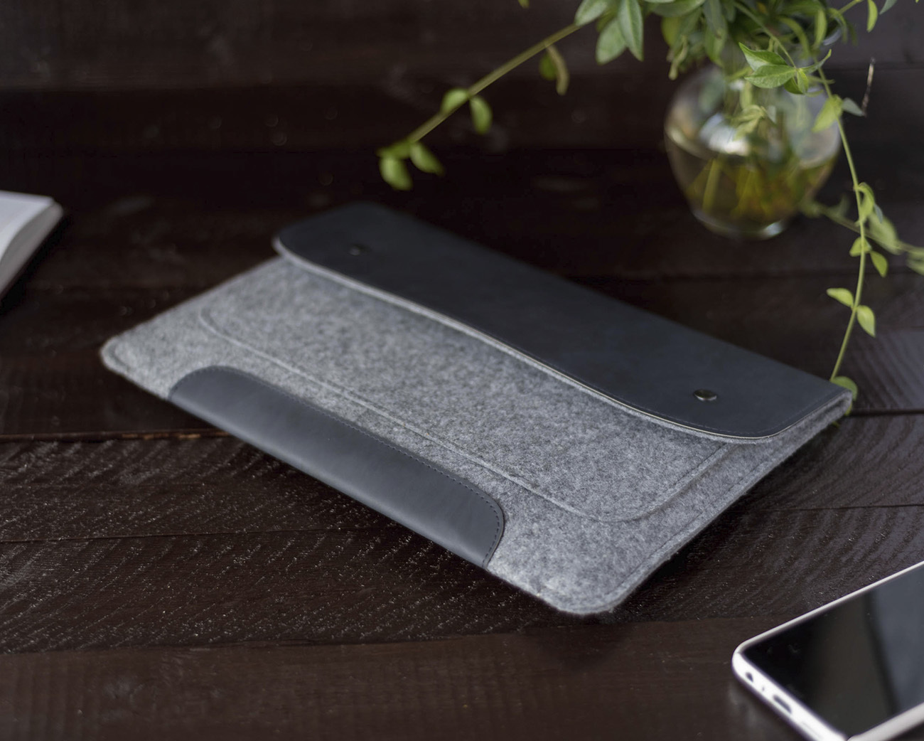 Достоинства кожаного чехла для Macbook Pro 13” (2016-2020)